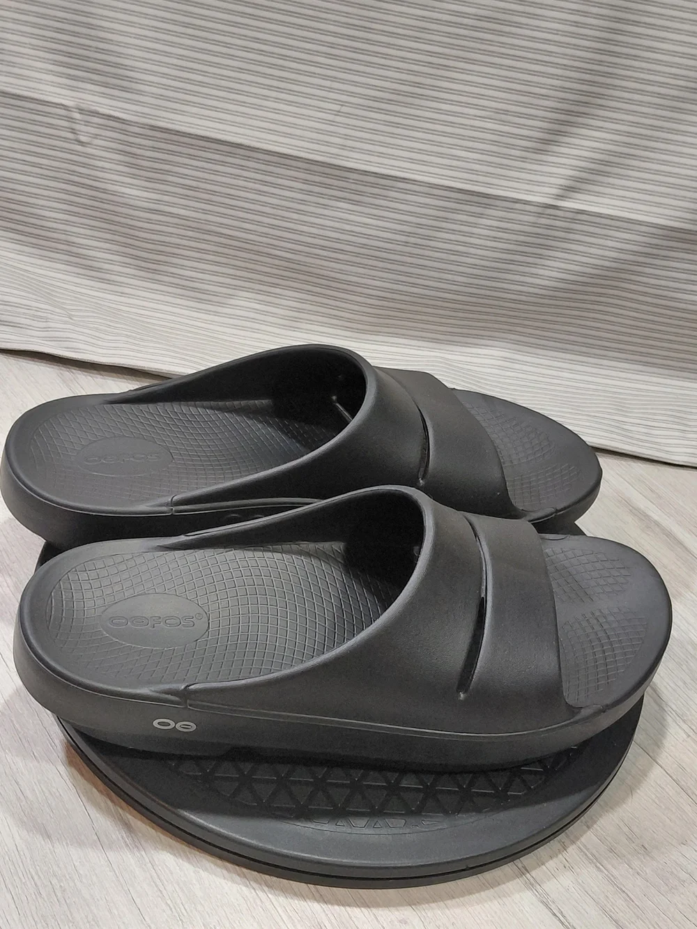 NEW OOFOS Mens OOahh Black Recovery Slide Sandal SIZE 11